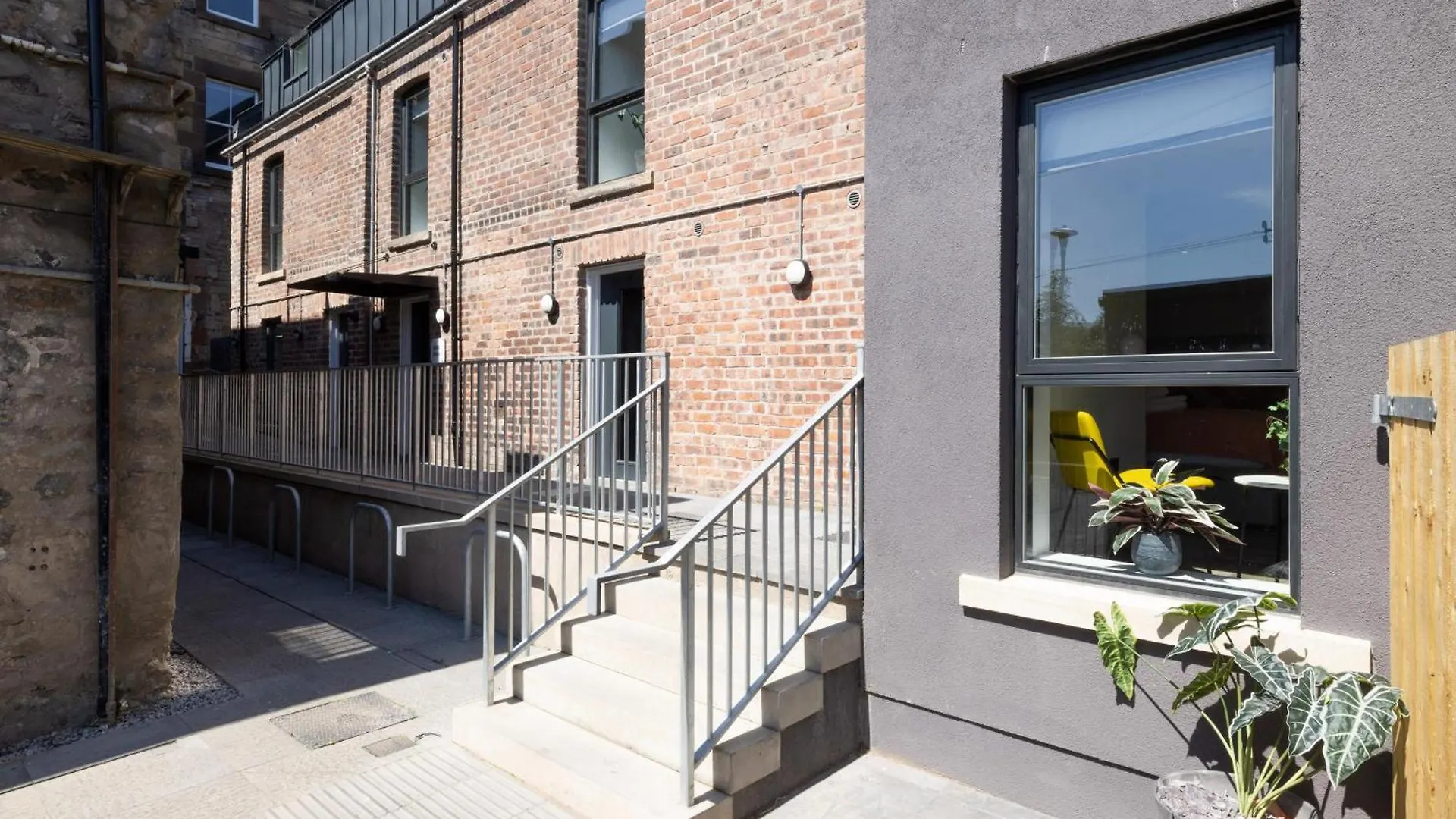 Charming Studios Near Holyrood Park & Calton Hill EDI 0*,