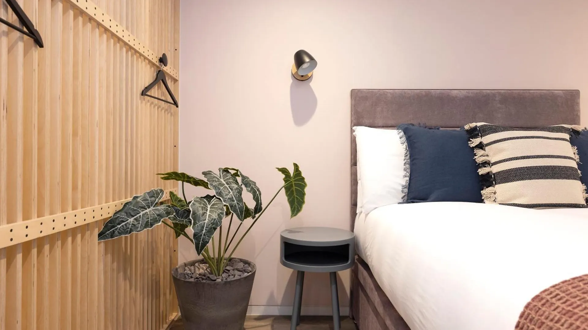 Charming Studios Near Holyrood Park & Calton Hill EDI 0*,